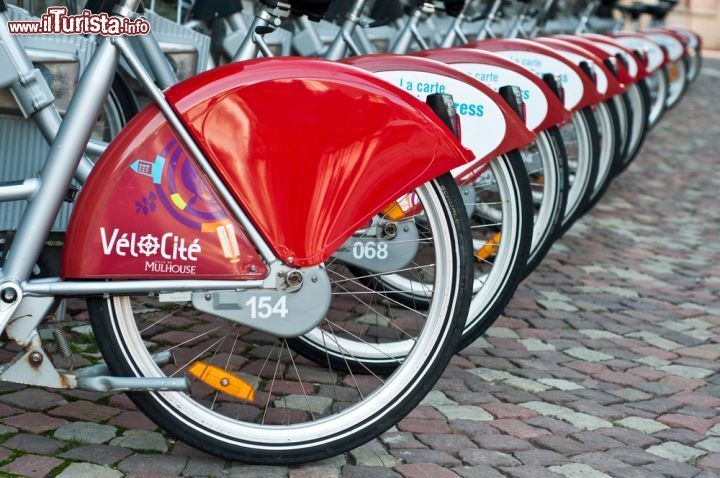 Immagine Bici a noleggio nel centro di Mulhouse, Francia. Siamo nel dipartimento dell'Alto Reno nella regione Grand Est - © 207074017 / Shutterstock.com