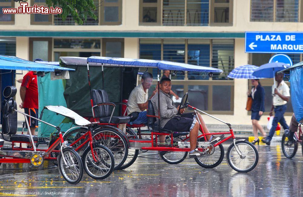 Immagine Bici taxi a Holguin, Cuba. E' uno dei mezzi di trasporto pubblico più utilizzati da turisti e abitanti per spostarsi in città - © alexsvirid / Shutterstock.com