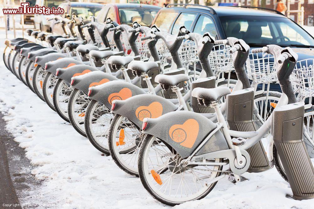 Immagine Biciclette a noleggio lungo una strada di Lun in inverno, Svezia. La società Lundahoj ha stazioni di bike rental come questa in tutta la cittadina svedese - © Imfoto / Shutterstock.com