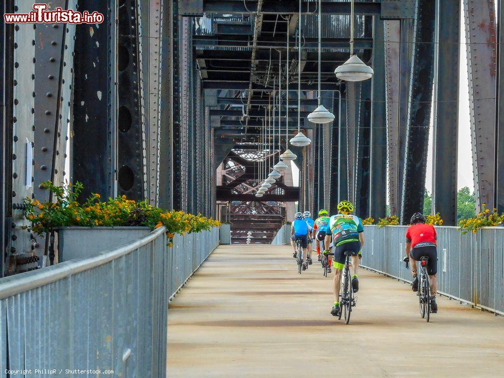 Immagine Biciclette attraversano il ponte Clinton a Little Rock, Arkansas (USA): questo attraversamento è aperto a bici e pedoni - © PhilipR / Shutterstock.com