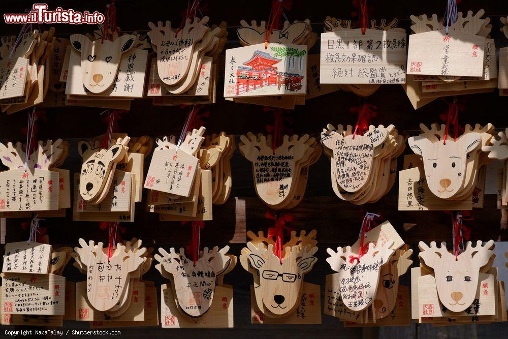 Immagine Biglietti augurali in legno a forma di cervo al santuario shintoista di Kasuga, Nara, Giappone - © NapaTalay / Shutterstock.com