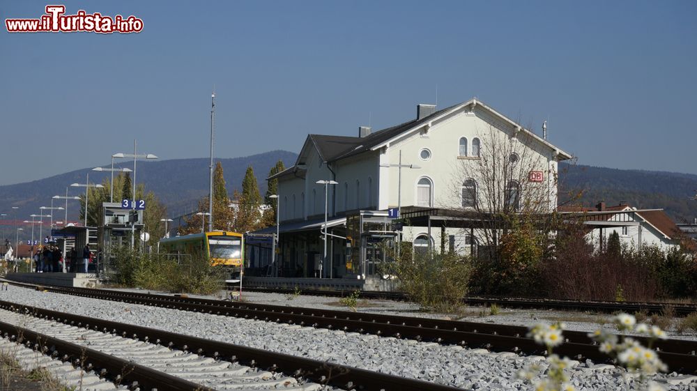 Immagine Binari e stazione ferroviaria di Deggendorff, Germania.