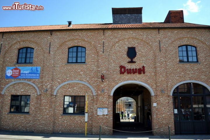 Immagine Veduta del birrificio Duvel a Breendonk, Fiandre, Belgio. Quest'industria venne fondata nel 1871 da Jan-Leonard Moortgat: la sua birra, chiamata inizialmente "Victory Ale" per commemorare la fine della guerra venne poi soprannominata "un vero diavolo" da cui Duvel.