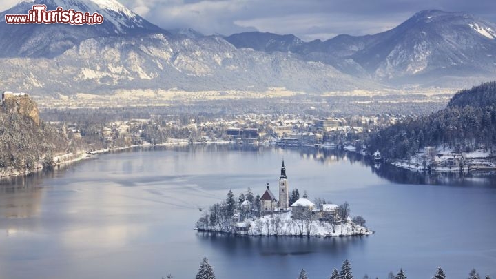 Immagine Bled in inverno il lago e la sua isola sotto la neve