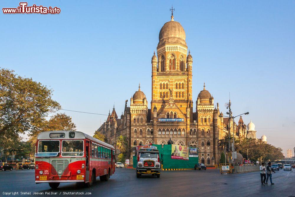 Immagine BMC Municipal Building nella città di Mumbai, India. La sua costruzione, iniziata nel dicembre 1884, si è conclusa 9 anni più tardi quando è entrato ufficialmente in funzione. In stile gotico, l'edificio che ospita il Palazzo Municipale della città indiana è opera dell'architetto Frederick William Stevens - © Snehal Jeevan Pailkar / Shutterstock.com