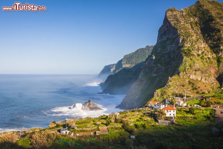 Immagine Panorama di Boaventura, isola di Madeira (Portogallo) - Se c'è una cosa che a Boaventura non manca sono le visioni così alte da incutere quasi timore, quasi però, perché tutto si pensa di fronte a questo spettacolo tranne che alla paura. Le valli sono decisamente grandi, sviluppatissime in altezza e scendono a strapiombo sul mare. Questo borgo agricolo attraversato da molti corsi d'acqua, nasconde tra i suoi tesori anche un bellissimo santuario, luogo di pellegrinaggio e di pace - © Anilah / Shutterstock.com