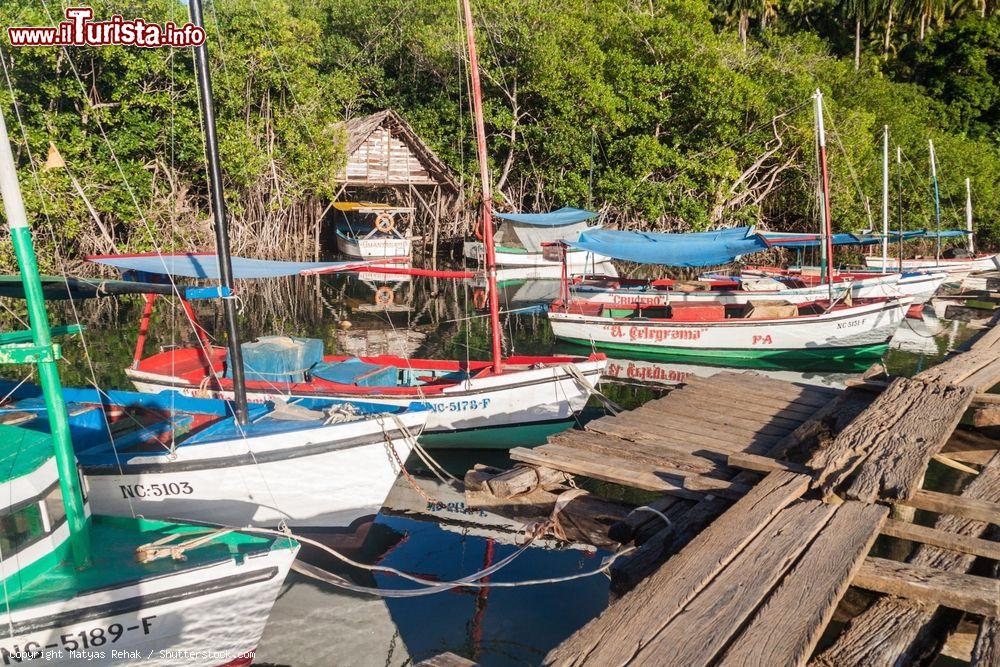 Immagine Boca de Miel, Baracoa: barche dei pescatori ormeggiate lungo la foce del Rìo Miel - © Matyas Rehak / Shutterstock.com