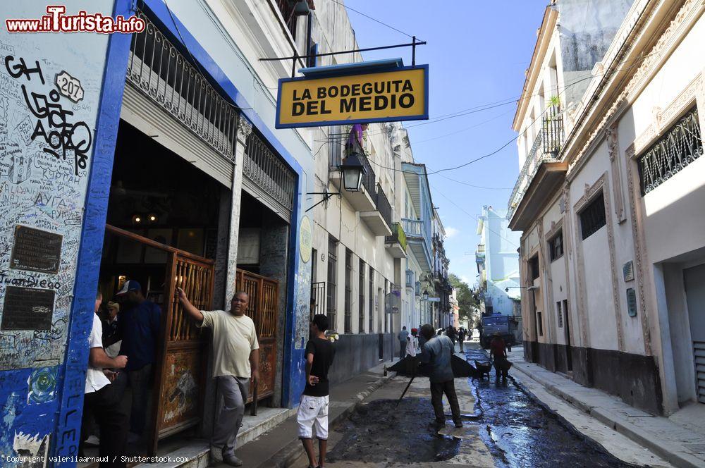 Immagine La Bodeguita del Medio è uno dei bar più famosi dell'Avana, reso celebre da uno dei suoi più noti frequentatori, lo scrittore Ernest Hemingway - © valeriiaarnaud / Shutterstock.com