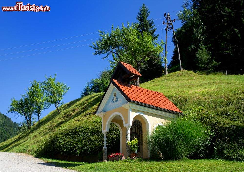 Immagine Boharina sotto la collina di Rogla, Pohorje mountain, Slovenia. Una piccola chiesetta cattolica nella splendida natura slovena in primavera.