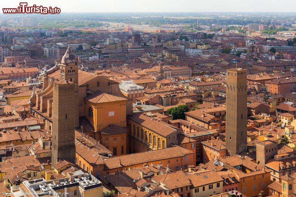 Immagine Bologna la turrita, antiche torri nel centro storico della città felsinea - © nsafonov / Shutterstock.com