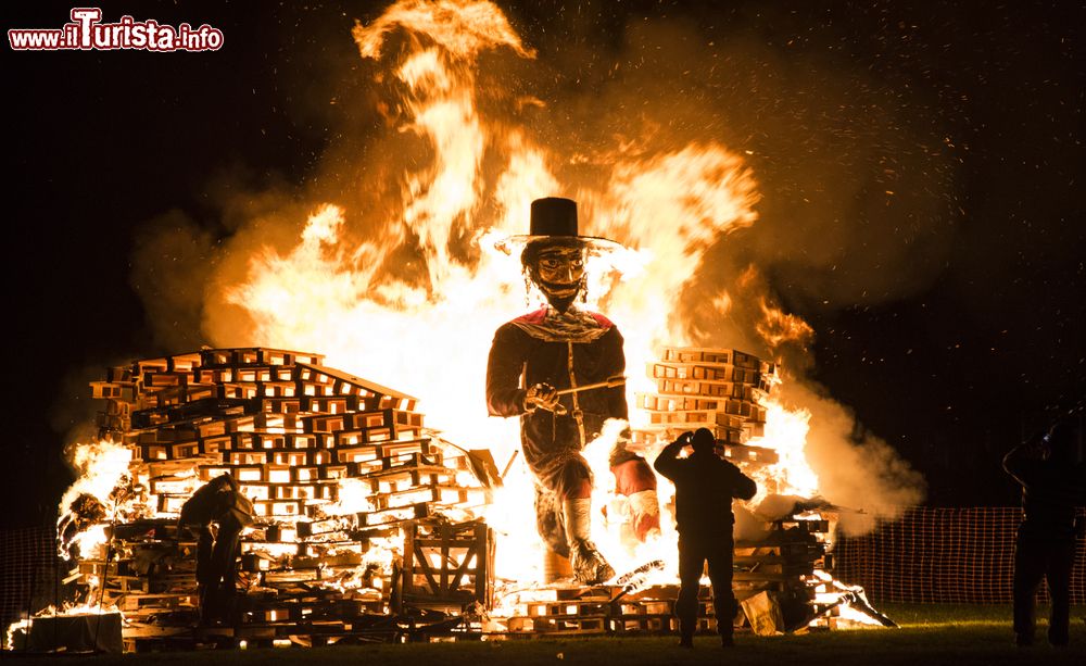 Immagine Nella notte dei falò a Londra una statua di Guy Fawkes viene data alle fiamme in rocordo della bonfire night