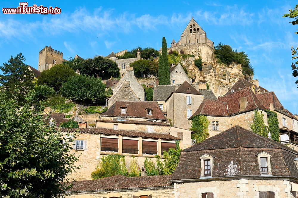 Immagine Il borgo antico di Domme, Dordogna, Francia. Questo piccolo villaggio di mille abitanti sorge su un'altura che lo mantiene sopraelevato.