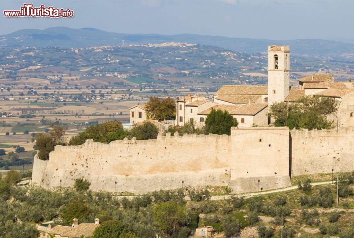 Immagine Il Borgo di Campello Alto, circondato dalle mura, si trova appena sopra Campello sul Clitunno in Umbria - © Buffy1982 / Shutterstock.com