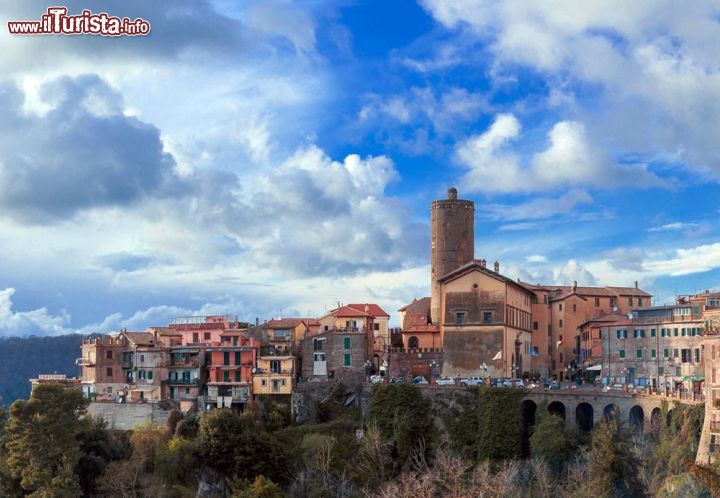 Immagine Nemi si trova sulle sponde del cosiddetto "Lago di Diana" ed è uno dei borghi  dei COlli Albani, nell'area dei Castelli Romani nel Lazio - © Stone36 / Shutterstock.com