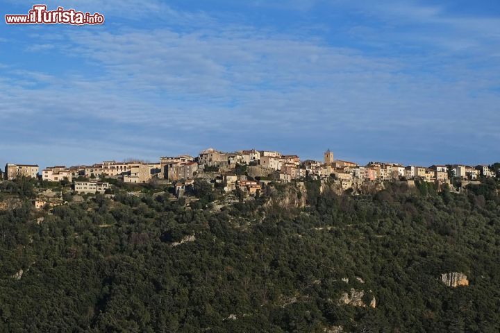 Immagine Il borgo di Saint-Cezaire-sur-Siagne, in Provenza, si può comodamente raggiungere da Nizza, che dista una cinquantina di km, imboccando la N85 e in seguito la D13: si tratta di una bella deviazione che lungo il paesaggio collinare accompagna alla scoperta di questo villaggio da cui si gode un eccezionale panorama sull'Estérel, il massiccio montuoso della Francia sudorientale che si protende verso il Mar Mediterraneo come un promontorio - © Jpchevreau - CC BY-SA 3.0 - Wikimedia Commons.