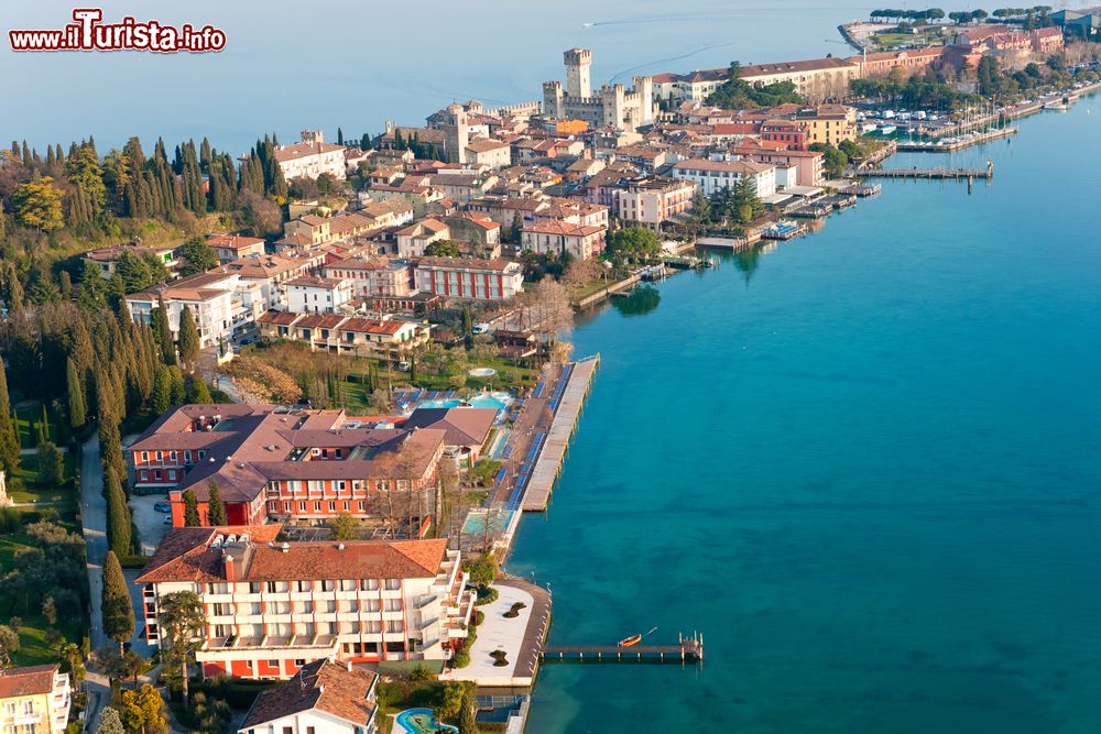 Immagine Il borgo di Sirmione affacciato sul Lago di Garda visto dall'alto, provincia di Brescia, Lombardia.