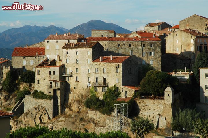 Immagine La luce del pomeriggio illumina il piccolo borgo medievale di Sartène, nel sud-ovest della Crsica (Francia) - foto © Shutterstock.com