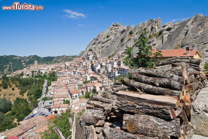 Immagine Deposito di legna e vista del borgo di Pietrapertosa tra le montagne della basilicata, a sud di Potenza - © Mi.Ti. / Shutterstock.com