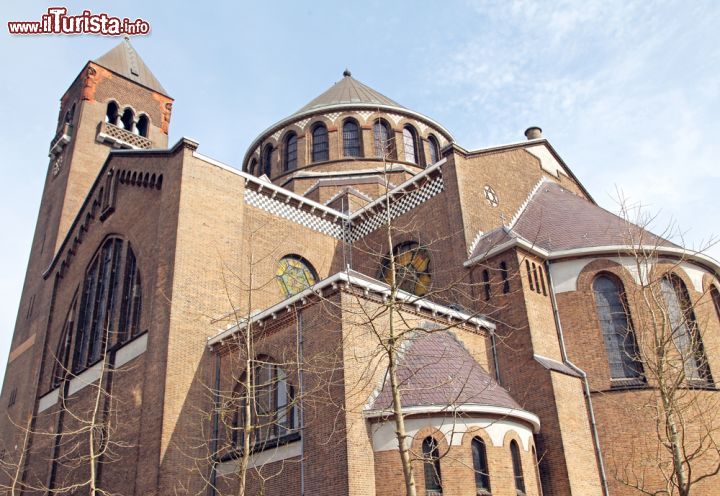 Immagine Un'immagine esterna del Jheronimus Bosch Art Centre, situato nella cittadina di 's-Hertogenbosch nei Paesi Bassi, comunemente conosciuta con il nome di Den Bosch - foto © aroslav Moravcik / Shutterstock.com