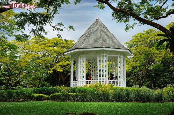 Immagine Botanic Gardens Bandstand a Singapore: in questo gazebo sin dal 1930 i musicisti si esibivano in concerti e eventi musicali - © 86605363 / Shutterstock.com