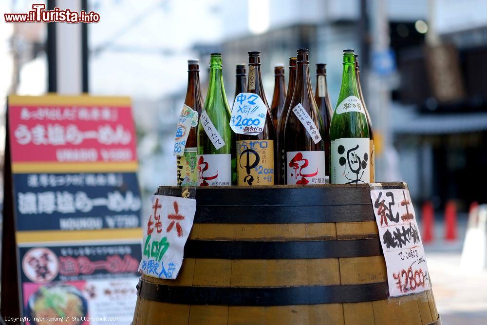 Immagine Bottiglie di sake in un negozio di Nara, Giappone. Tipica bevanda giapponese, il sake è ottenuto dalla fermentazione di riso, acque e spore koji - © ngorkapong / Shutterstock.com