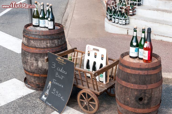 Immagine Bottiglie di sidro di fronte ad un negozio di Etretat, Normandia, Francia - © Rangzen / Shutterstock.com