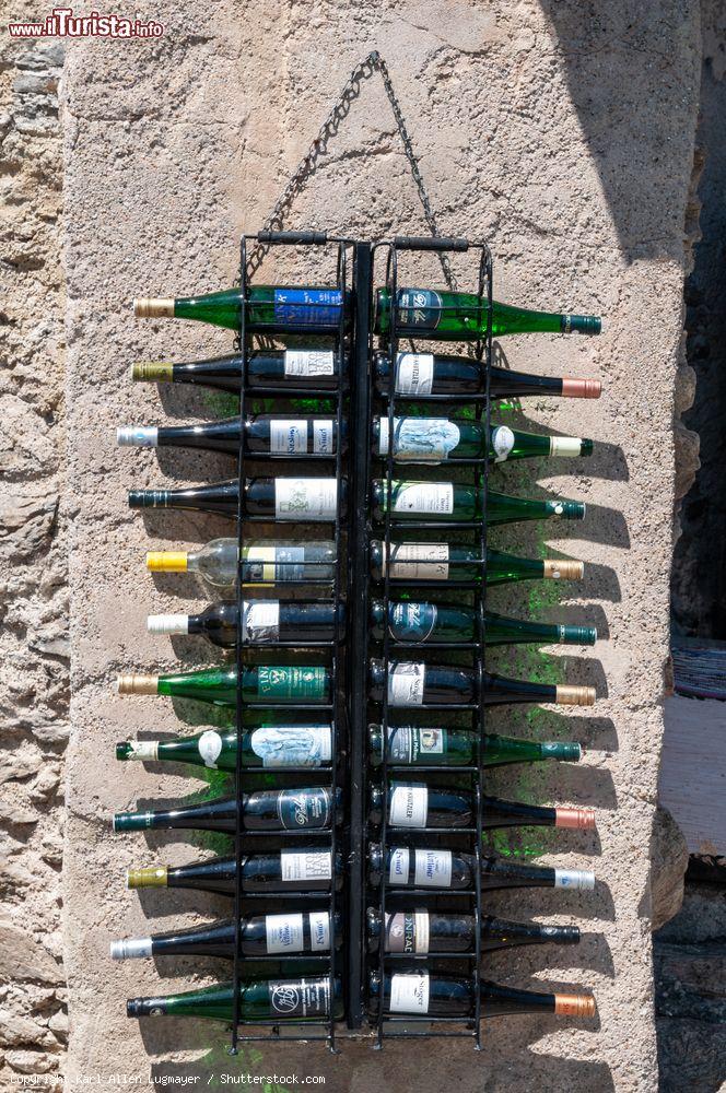 Immagine Bottiglie di vino in vendita in un negozio di Durnstein, Austria: è uno dei prodotti di produzione locale più acquistati dai turisti - © Karl Allen Lugmayer / Shutterstock.com