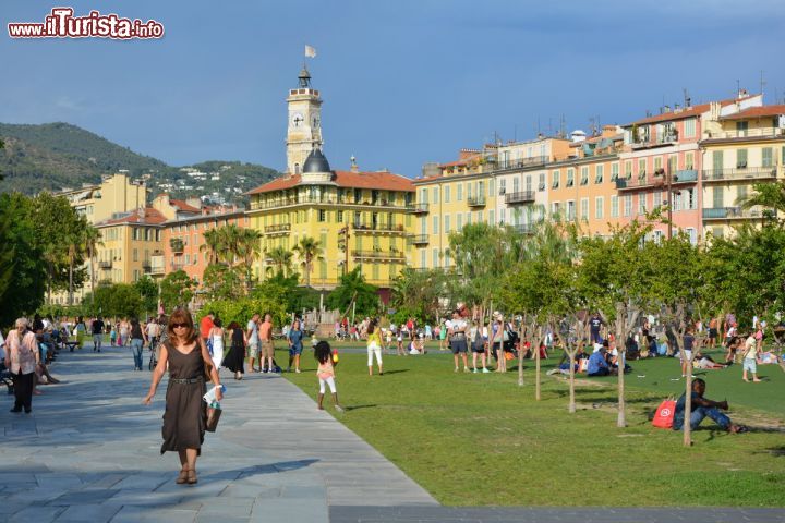 Immagine Boulevard Jean Jaures in centro a Nizza, Francia. Uno dei viali del centro nizzardo interessato dalla riqualificazione che ha portato alla realizzazione di un'area verde con fontane, panchine e spazi gioco per i più piccoli.