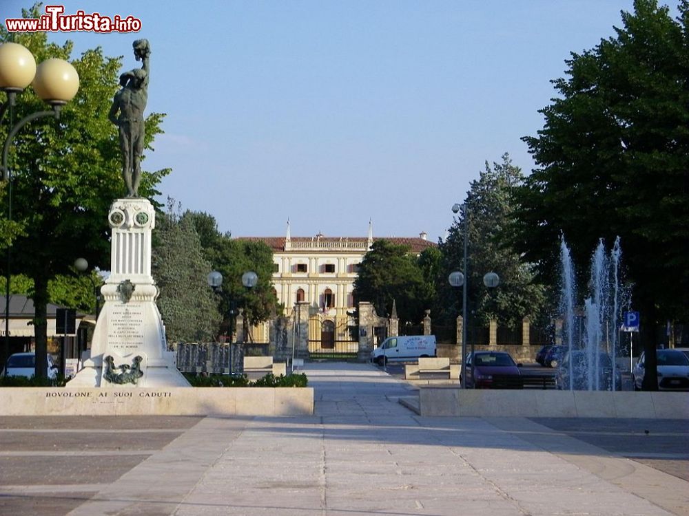Immagine Piazza Scipioni a Bovolone con il monumento ai caduti e il Palazzo Vescovile