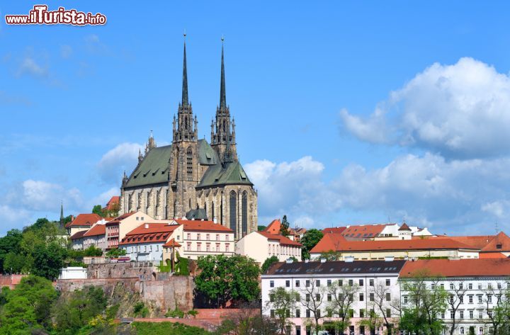 Immagine Brno, cattedrale dei Santi Pietro e Paolo in una bella giornata di sole. Domina la città dall'alto della collina con le sue caratteristiche guglie gemelle che s'innalzano per 84 metri - © 277718663 / Shutterstock.com
