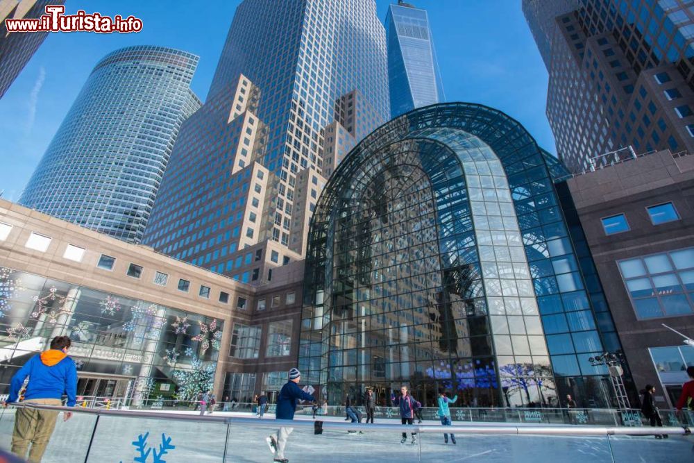 Immagine Con l’arrivo dell’inverno le piste di pattinaggio sul ghiaccio iniziano a spuntare in tutta New York City: qui siamo sulla pista di Brookfield Place - foto © schaer