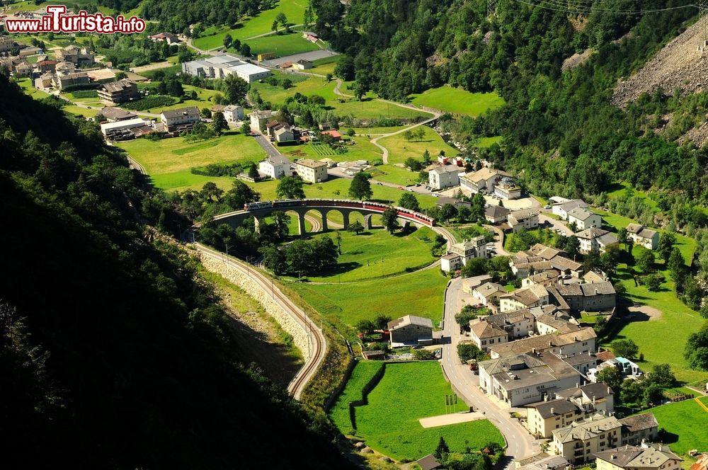 Immagine Brusio, Svizzera: il Bernina Express sul viadotto elicoidale di Brusio sulla Alpi. Si tratta di un ponte a arco in pietra lungo 110 metri.