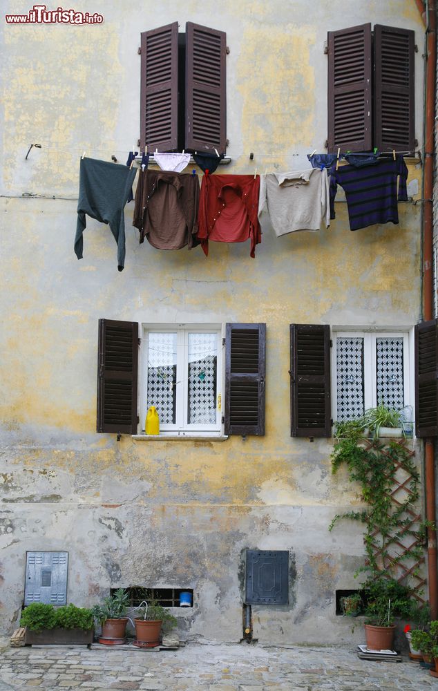 Immagine Bucato steso alla finestra di una vecchia casa di Mondavio, Pesaro-Urbino, Marche.