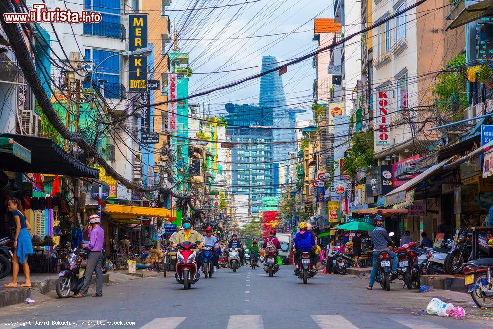 Immagine Bui Vien Street è una delle vie più animate e frequentate dai turisti, soprattutto backpackers, che visitano Ho Chi Minh City (Saigon), in Vietnam - © David Bokuchava / Shutterstock.com