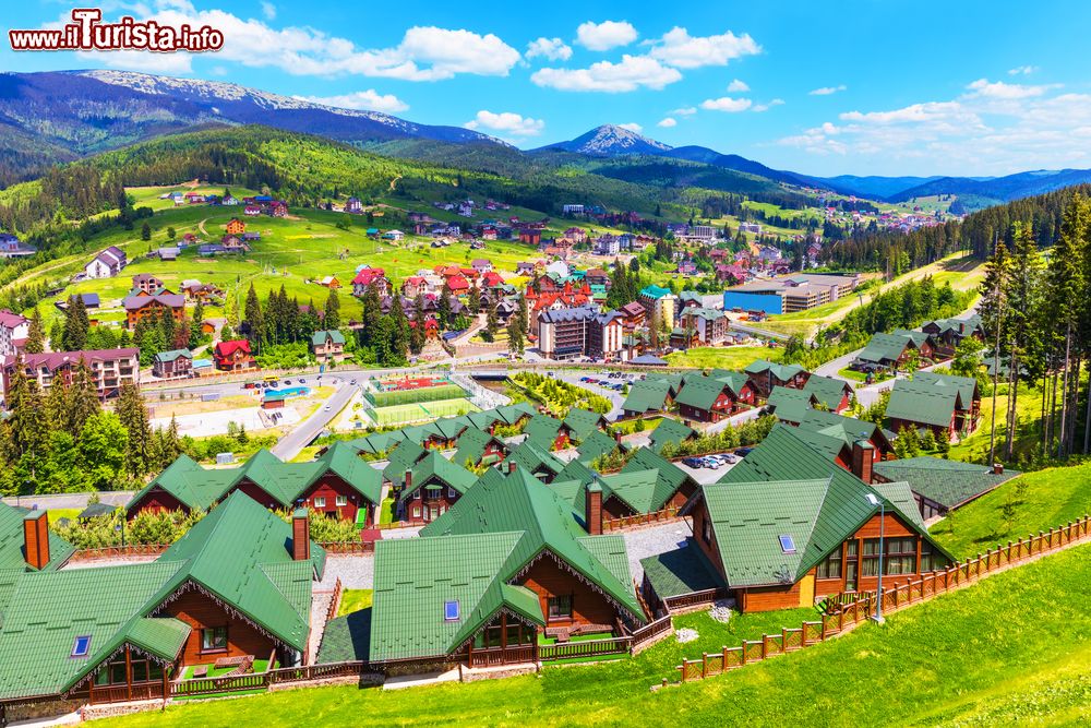 Immagine Bukovel, la stazione sciistica dell'Ucraina: in estate richiama turisti alla ricerca di relax e natura.