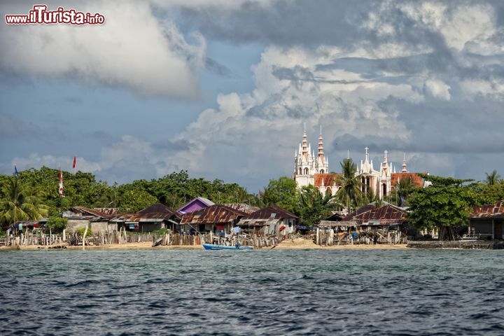 Immagine Pulau Bunaken è una piccola isola fecente parte della provincia del Sulawesi Settentrionale, in Indonesia, ottima per le immersioni e lo snorkelling - foto © Andrea Izzotti / Shutterstock.com