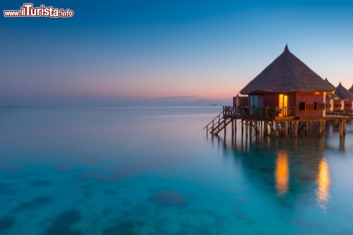 Immagine Il bungalow di un resort su un'isola delle Maldive. Molti resort hanno strutture costruite direttamente sull'acqua - foto © Maryna Patzen / Shutterstock.com