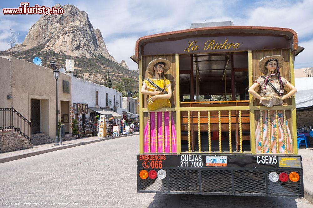 Immagine Bus turistico nella città di Bernal, stato del Queretaro, Messico: sullo sfondo, veduta del Monte del Bernal, il terzo monolite di roccia più alto del mondo - © Barna Tanko / Shutterstock.com
