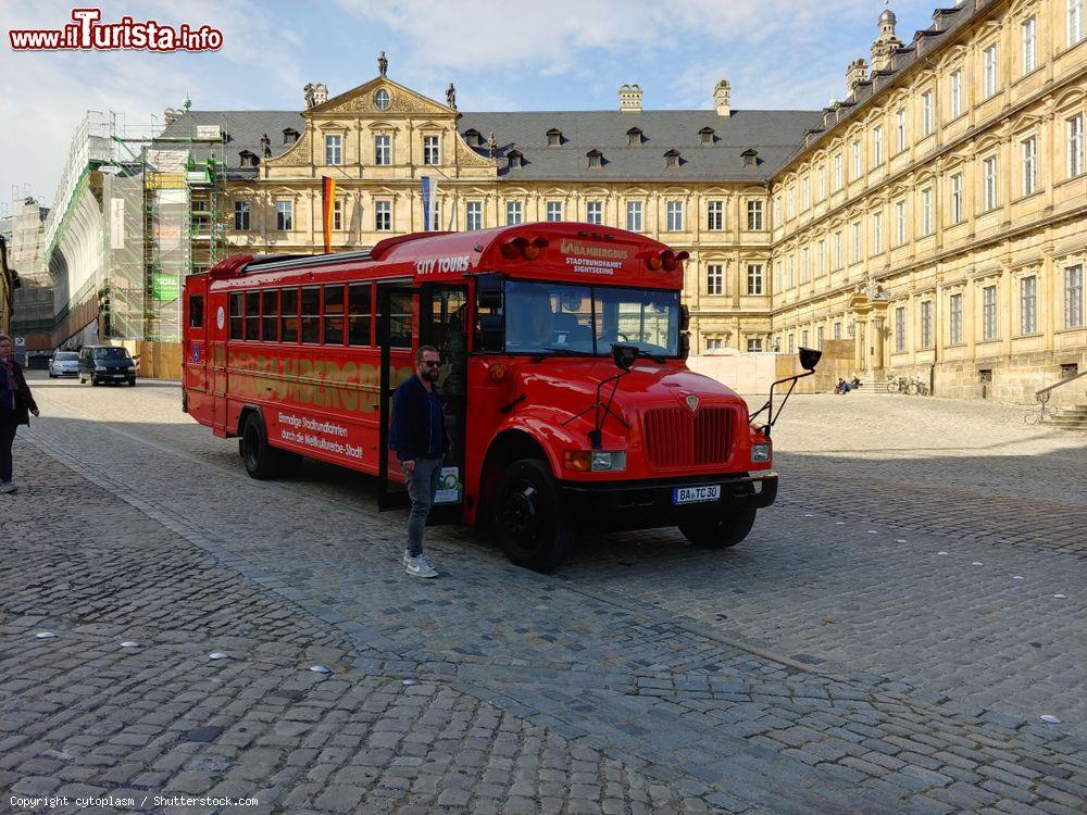 Immagine Bus turistico rosso per City Tour davanti alla Nuova Residenza di Bamberga, Germania - © cytoplasm / Shutterstock.com