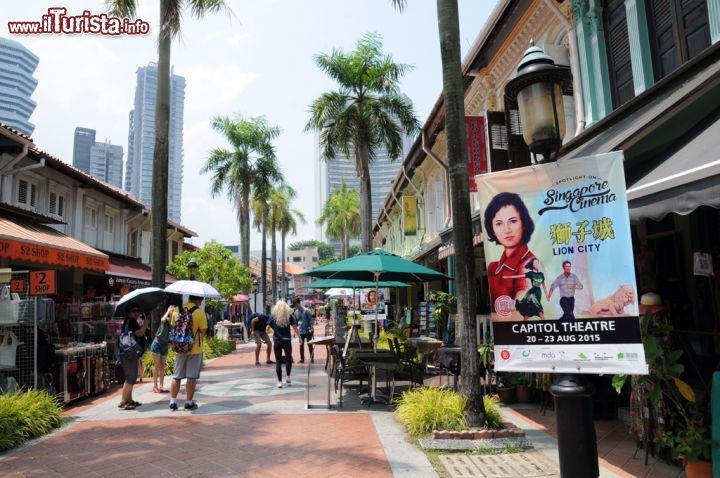 Immagine Bussorah Pedestrian Mall a Kampong Glam, Singapore. Questo quartiere situato a nord del fiume, nell'area urbana fra Kallang e Rochor, ospita una bella via dello shopping oltre alla Sultan Mosque, progettata in stile saraceno e sormontata da una grande cuploa dorata, e il Malay Heritage Centre, sede di un meseo. Nella foto, negozi e boutique si affacciano su Bussorah Pedestrian Mall - © Sonja Vietto Ramus