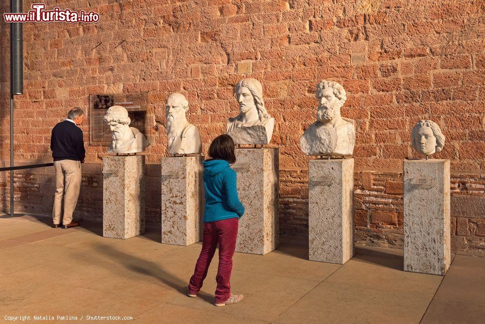 Immagine Turisti osservano i busti di Gustav Kaupert (1870-1880) all'interno della Konstantin Basilika (conosciuta anche con il nome di Aula Palatina) nel centro di Trier (Treviri), Germania - foto © Natalia Paklina / Shutterstock.com