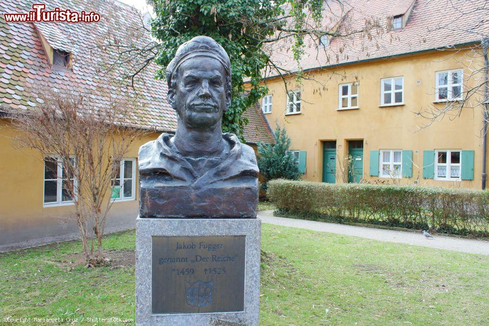 Immagine Busto di Jakob Fugger a Augusta, Germania. A lui si deve il nome del quartiere popolare Fuggerei - © Mariangela Cruz / Shutterstock.com