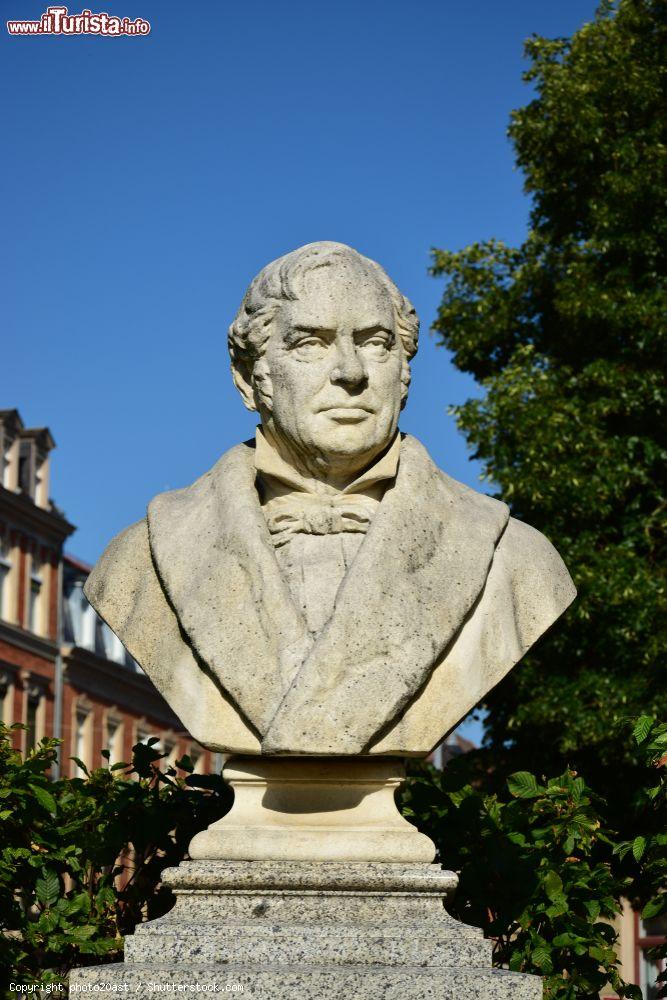 Immagine Busto di Johann Lukas Schonlein (1793-1864) a Bamberga, Germania. E' stato un naturalista e professore di medicina - © photo20ast / Shutterstock.com