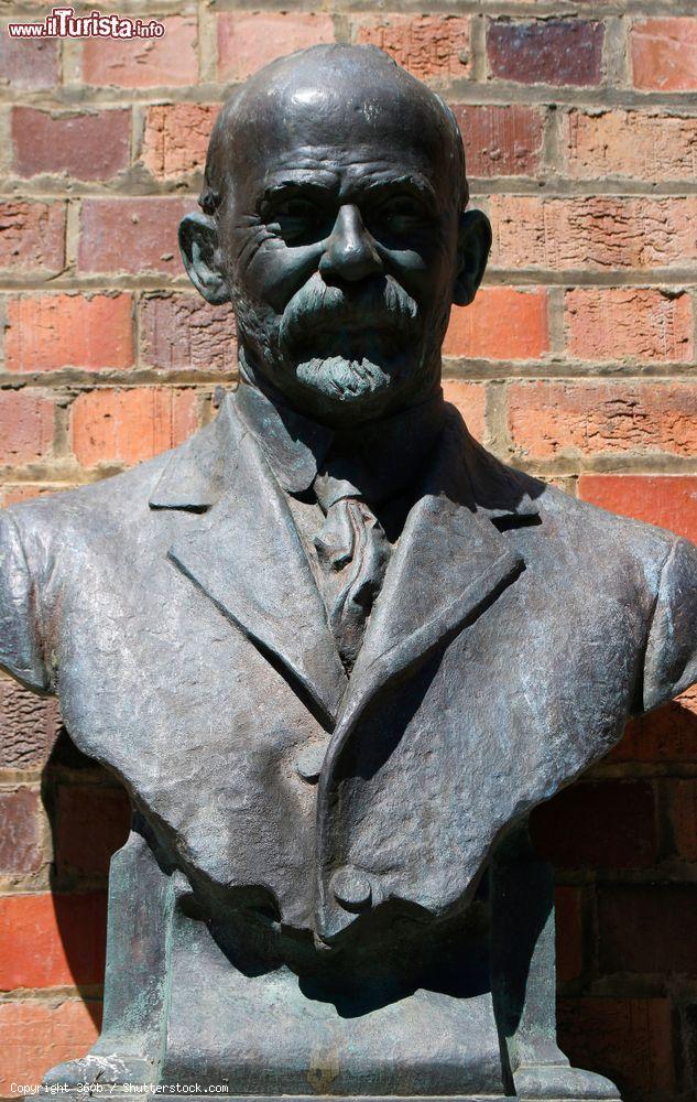 Immagine Busto in bronzo di Carlo Catani a Melbourne, Australia: è stato un ingegnere italiano naturalizzato australiano - © 360b / Shutterstock.com
