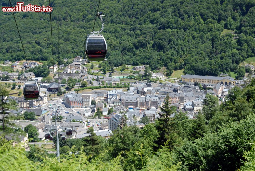 Immagine Cabinovia a Cauterets, Francia, nei Pirenei. Il paese è oggi anche un rinomato centro sciistico specializzato nello sci alpino e di fondo. In estate è meta di escursionisti e appassionati di natura e attività all'aria aperta.