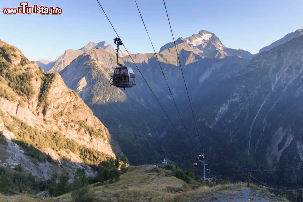 Immagine Cabinovia da Les 2 Alpes a Venosc in estate, Francia: collega il villaggio alla nota stazione sciistica.