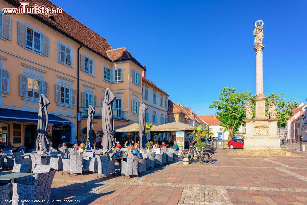 Immagine Caffé nella piazza di Bad Radkersburg, Stiria (Austria). Sorge al confine con la Slovenia - © Roman Babakin / Shutterstock.com