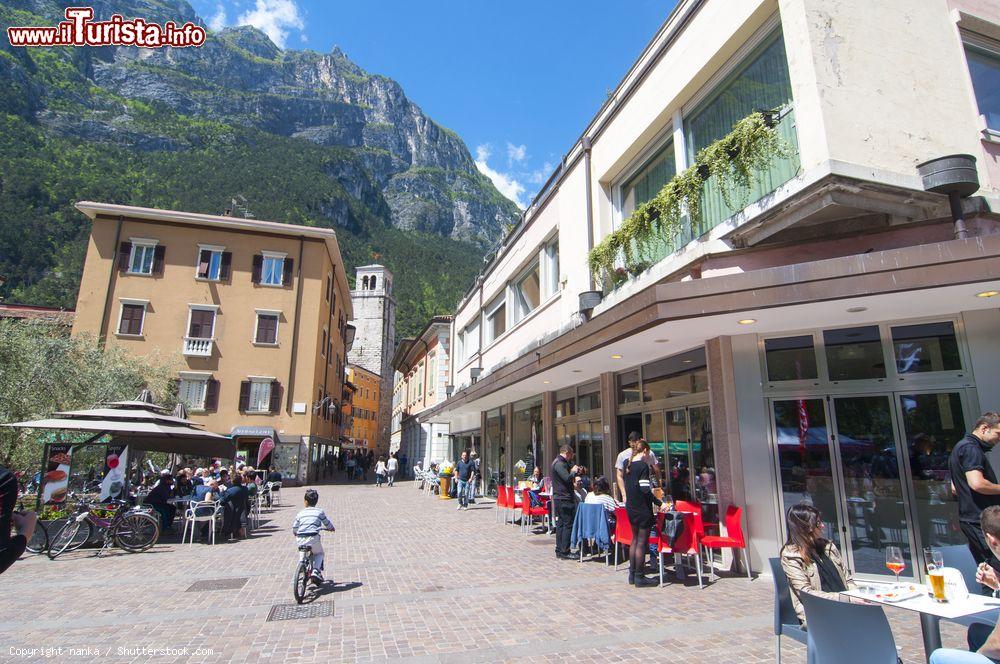 Immagine Caffe sulla strada a Arco, Trentino. Questa località è famosa per la competizione di arrampicata sportiva a inviti chiamata "Rock Master" - © nanka / Shutterstock.com