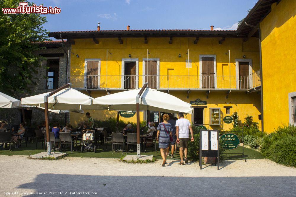 Immagine La Caffetteria presso l'Eremo di Santa Caterina del Sasso a Leggiuno, Lago Maggiore - © Joaquin Ossorio Castillo / Shutterstock.com