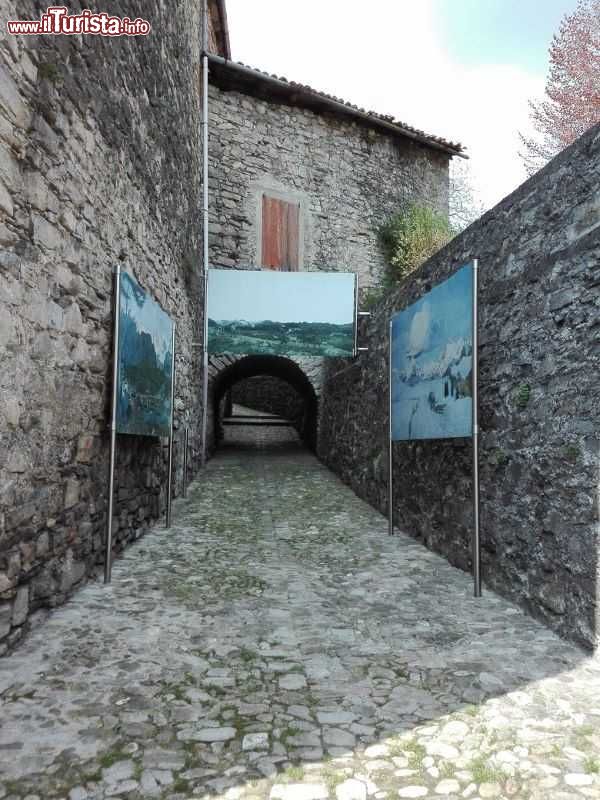 Immagine Caglio un trittico di Segantini esposto nelle stradine del borgo